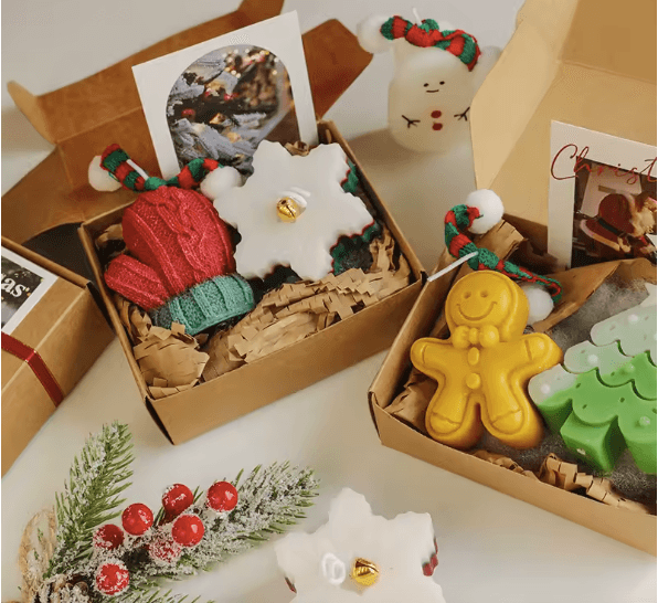 Coffret de bougies de Noël tenu en mains